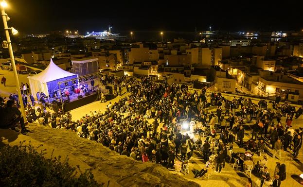 El potaje gitano y el flamenco reúnen a 3.000 almerienses