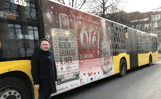 Granada se promociona en Navidad en los autobuses urbanos de Berlín