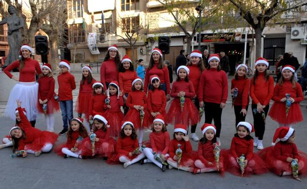 La Escuela de Danza, Flamenco y Ballet Clásico 'Rocío Padial' realiza en Dúrcal una zambombada navideña