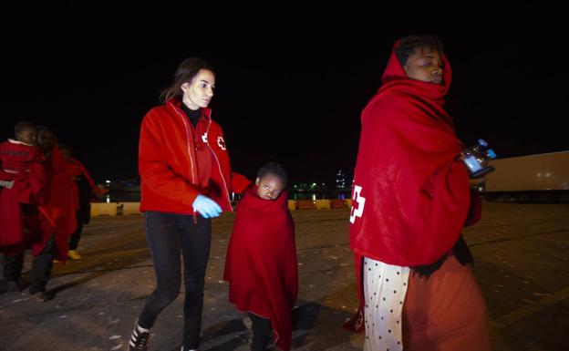 Exigen la liberación de 12 menores retenidos presuntamente en el CATE de Motril tras llegar hace dos días en patera