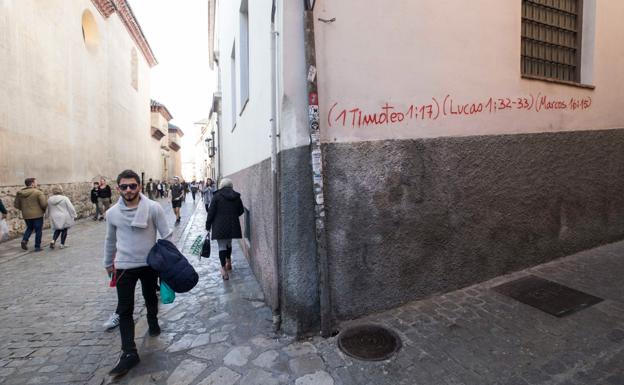 ¿Qué quieren decir las citas bíblicas pintadas en las puertas y edificios históricos de Granada?