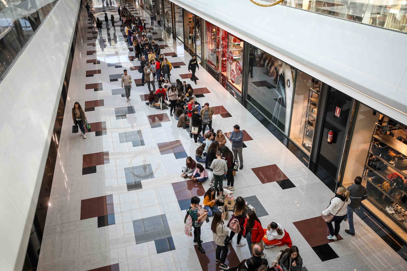 Furor por Lola Índigo en Granada