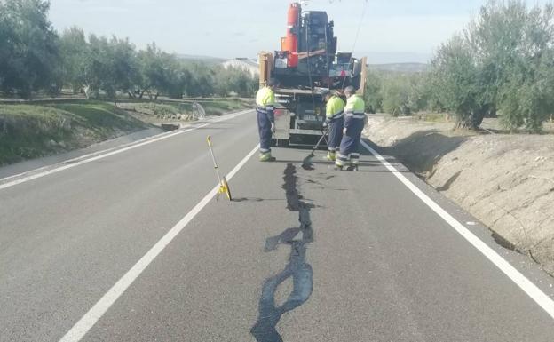 Sellado de grietas para mejorar la seguridad en once carreteras