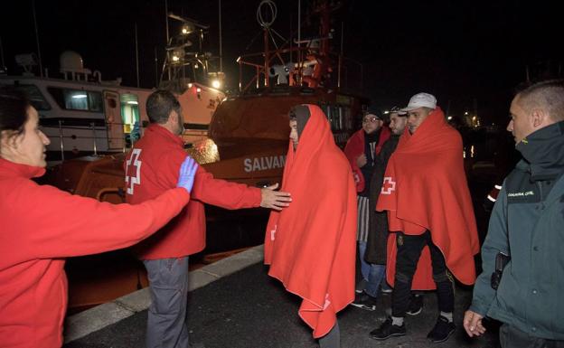 El Defensor del Pueblo concluye que los menores llegados en patera solo estuvieron varias horas en el CATE de Motril