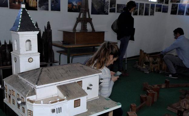Restábal acoge una exposición de reproducciones de monumentos en miniatura del ebanista local Alejandro Reyes