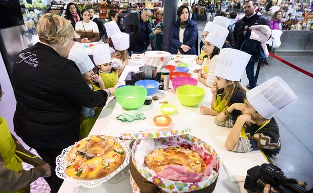 El Mercado Central despide la Capitalidad Española de la Gastronomía amasando roscones de Reyes