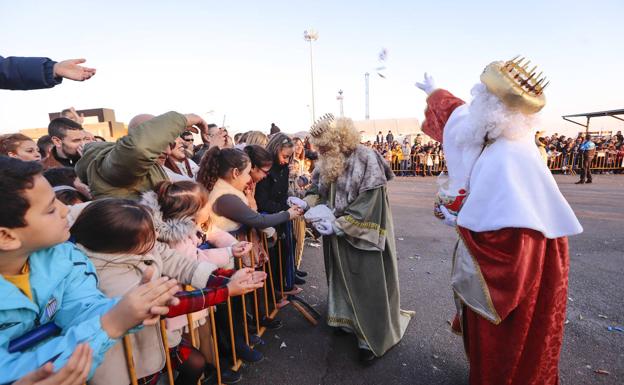 Melchor, Gaspar y Baltasar desembarcan en el puerto de Motril