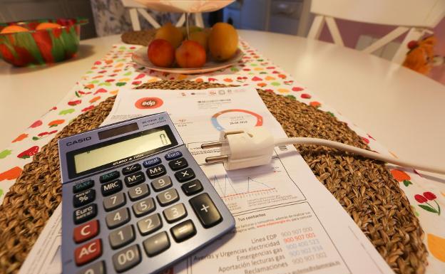 Poner la lavadora a media noche ahorra luz: los momentos del día donde el precio estará por los suelos