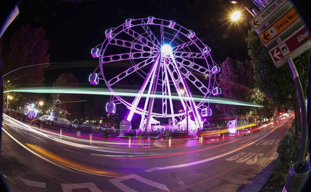 La noria mirador seguirá en el Paseo del Salón hasta Semana Santa