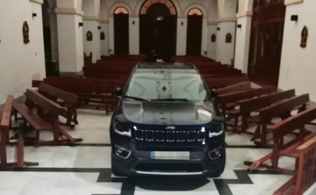 Empotra su coche contra una iglesia, la destroza y llega hasta el altar