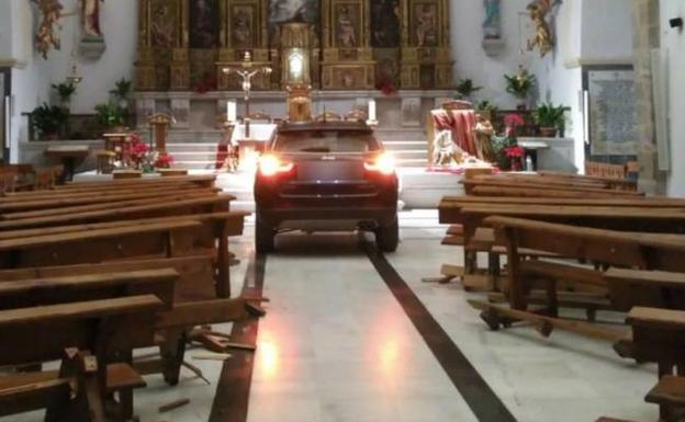 Empotra su coche contra una iglesia porque «estaba endemoniado»