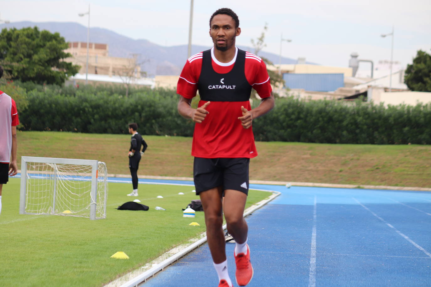 Owona deja al Almería con dos centrales hasta ver si se refuerza