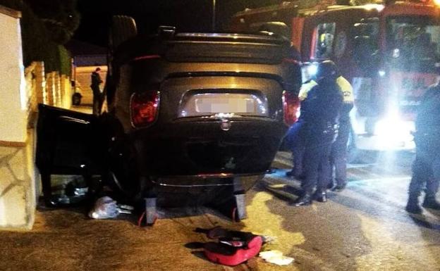 Bomberos excarcelan al conductor de un vehículo accidentado en la Urbanización Tentesón de Jaén