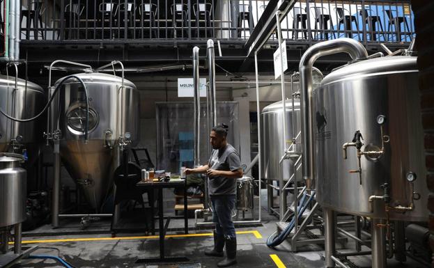 La producción industrial vuelve a caer por los malos datos de Cataluña y Asturias