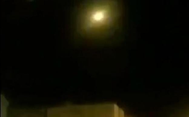 Un vídeo verificado por 'The New York Times' muestra el supuesto impacto de un misil en el avión siniestrado en Irán