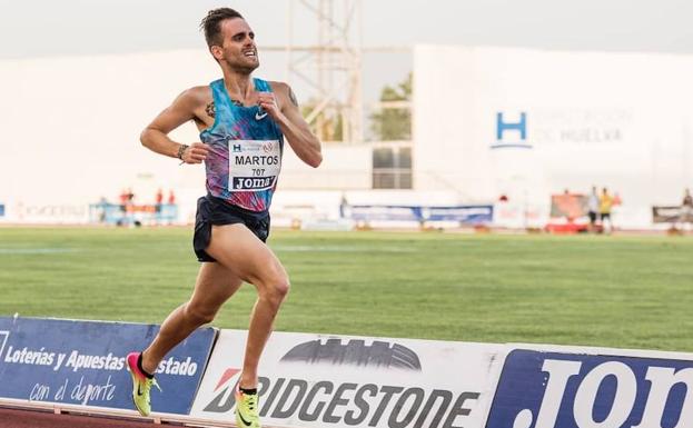 Érase un hombre a una pista de atletismo pegado