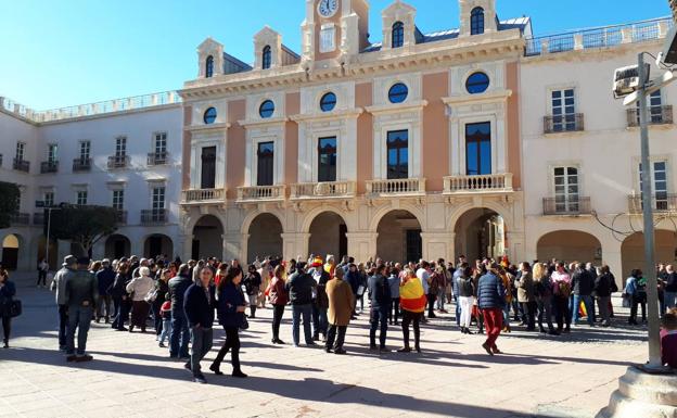 Vox solo concentra a 200 personas para protestar contra el Gobierno en Almería