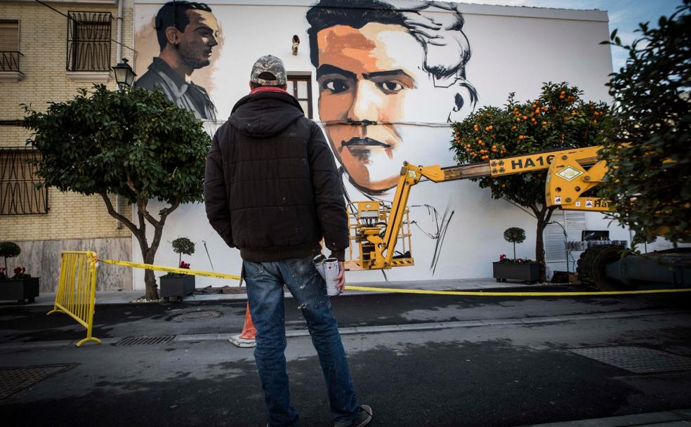 El Niño de las Pinturas hace un grafiti en la casa natal de Federico García Lorca