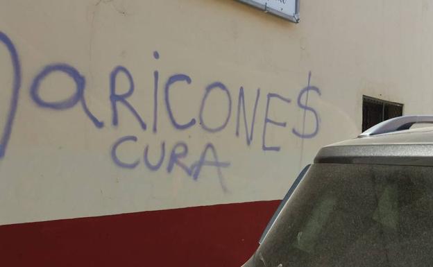 Escriben «maricones» en la fachada de la Iglesia de San Isidro
