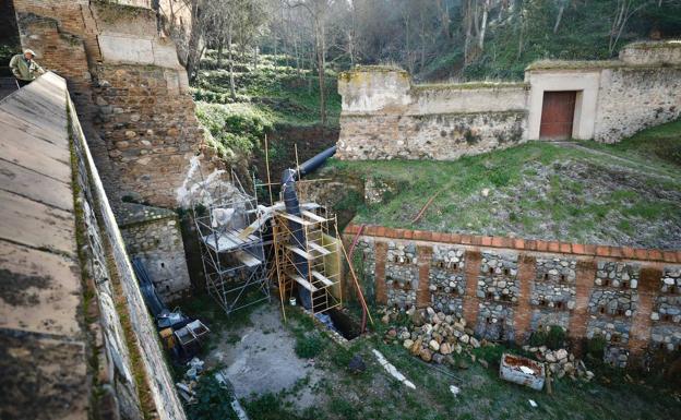 Unas obras de emergencia estabilizarán la cerca del Bosque de la Alhambra