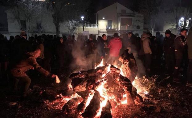 El Polígono del Valle suspende su lumbre por falta de voluntarios para «arrimar leña»