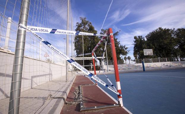 Un grupo de vándalos destroza la pista polideportiva de Santa Adela