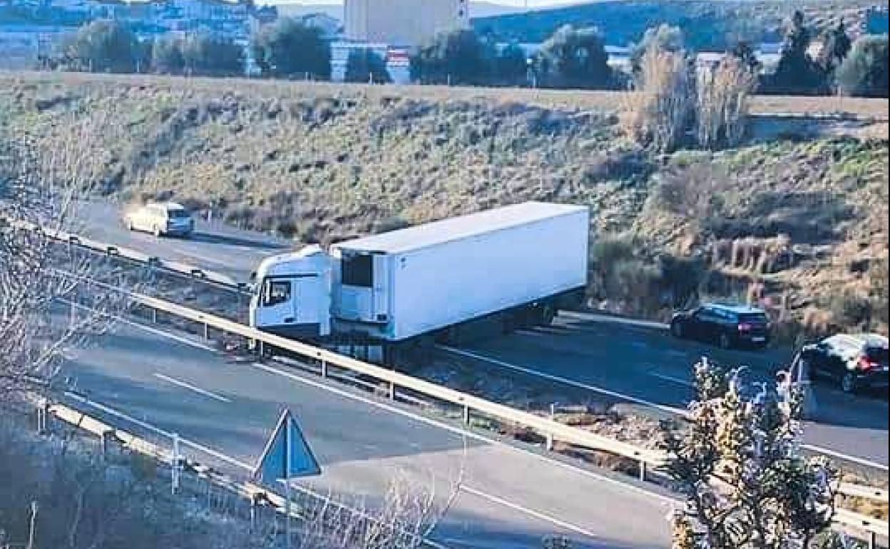 Accidente En Granada Un Camion Atravesado En La A 92 Obliga A