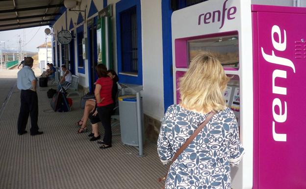 La plataforma del Ferrocarril espera mantener la venta presencial de billetes de manera permanente