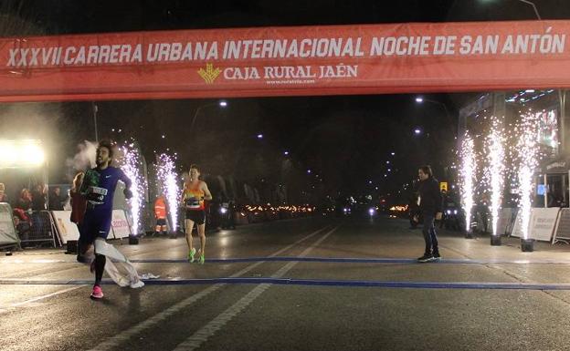 Fernando Carro gana la San Antón en el esprint más apretado que se recuerda