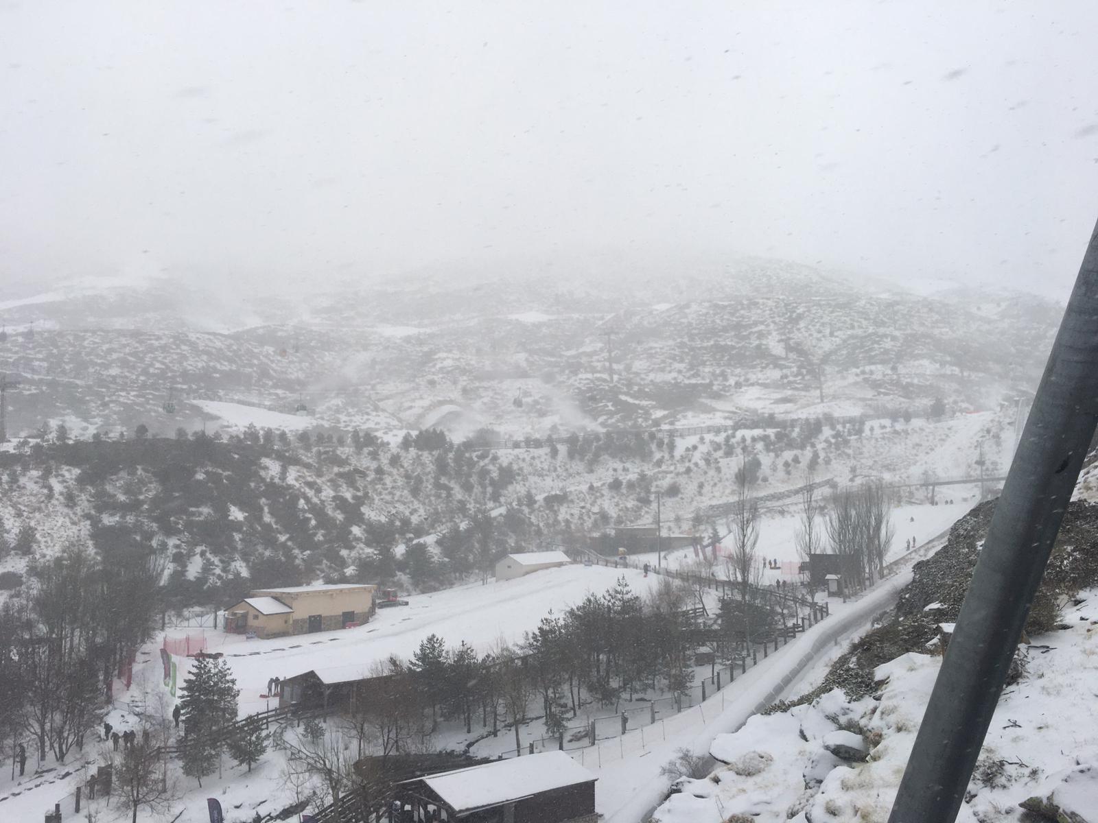 Copiosa nevada en la Sierra en pleno temporal