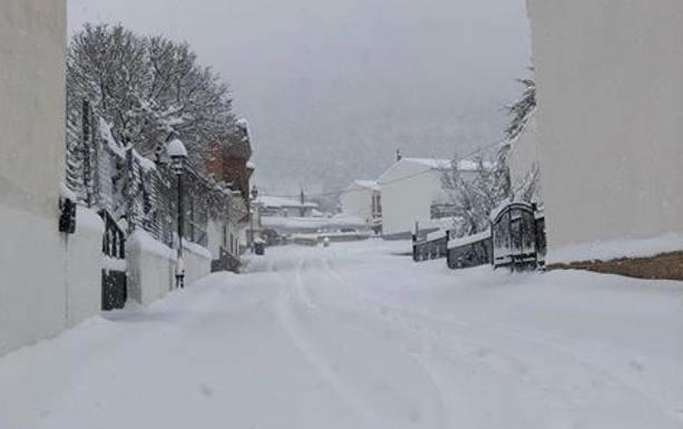Gor abre un acceso de emergencia tras ocho horas de aislamiento por la nieve y ya tiene servicio médico