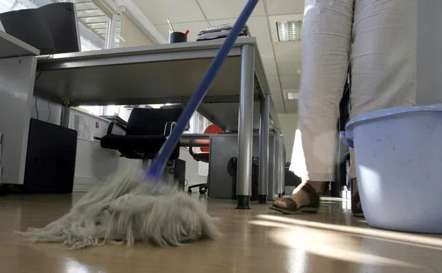 Una oferta de empleo busca a una limpiadora «sin hijos» para trabajar 24 horas por 500€