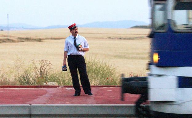 Los jefes de estación siguen siendo imprescindibles en España