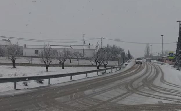 La nieve cae con fuerza en Castril