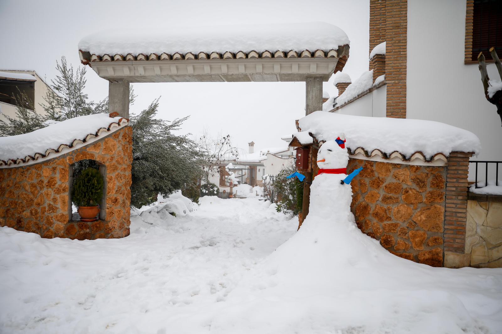 La belleza de Gor completamente de blanco tras una nevada histórica