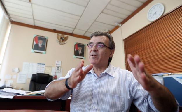 El exfutbolista granadino del Betis, y también sacerdote, que aspira a ser alcalde de un pueblo de Indonesia