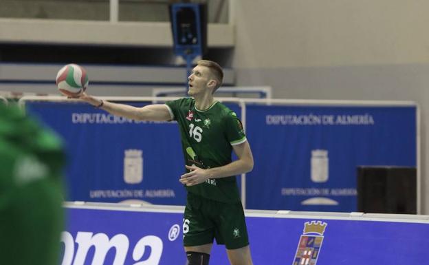 Pone la pelota donde el opuesto de Unicaja Almería pone el ojo