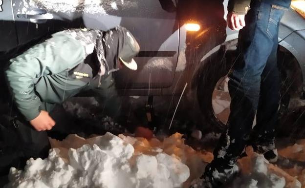 Atrapados en la nieve: la borrasca Gloria obliga a rescatar a varios conductores en Almería