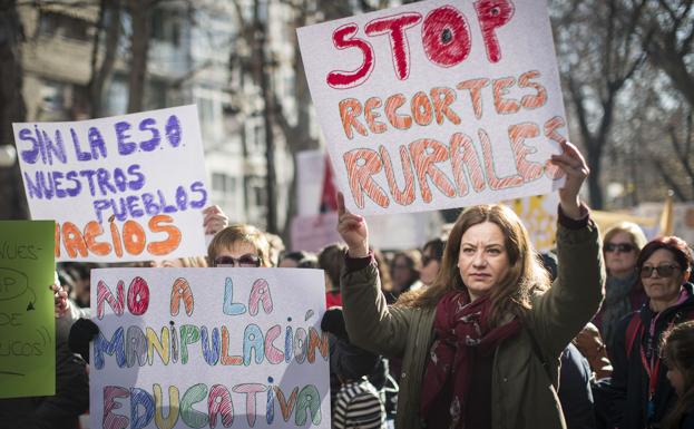 La falta de delegado y el silencio de la Consejería de Educación enciende el enfado de las familias