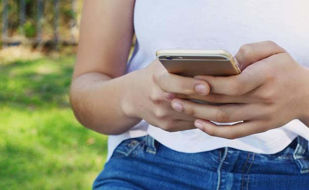 Lleva su teléfono móvil a reparar en Almería, se lo pierden y cierran la tienda