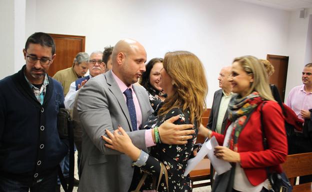 El Parlamento reprueba a un diputado de Vox por arrancar carteles de un tablón sindical y tirarlos a la papelera