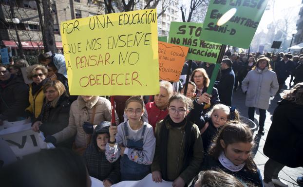 Las familias reclaman a Educación que aclare el futuro de los colegios rurales