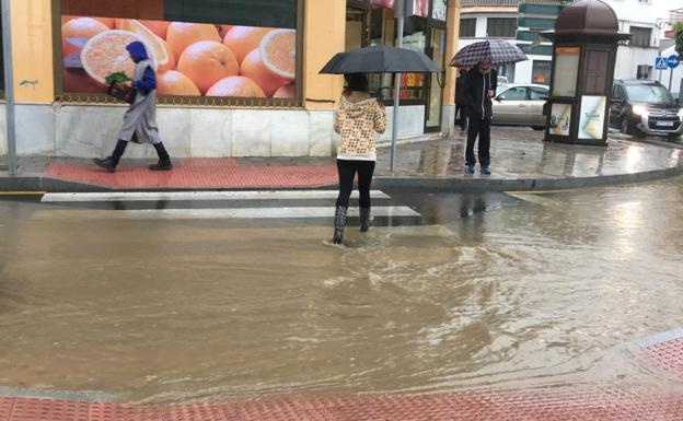 La fuerte lluvia anega calles en Salobreña
