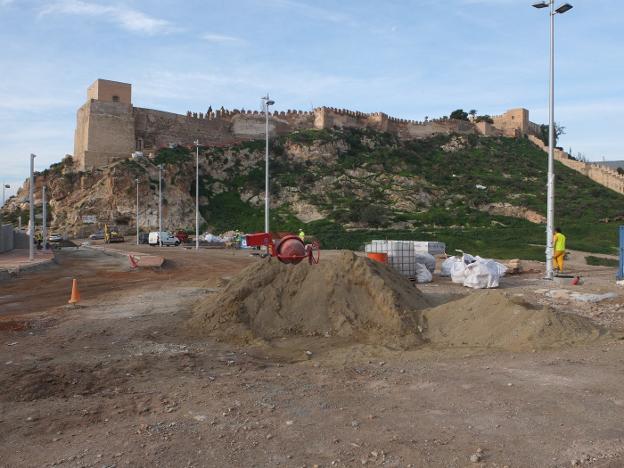 Amigos de la Alcazaba insiste en actuar de manera minimalista en el entorno del conjunto monumental