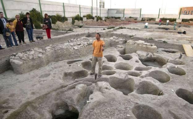 Cultura presenta un proyecto para recuperar restos de Marroquíes Bajos