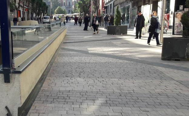 Los taxistas piden poder circular por la reformada Roldán y Marín