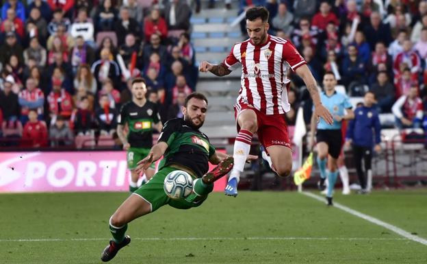 Las crónicas resaltan la roja a Darwin y el 'frenazo' del Almería