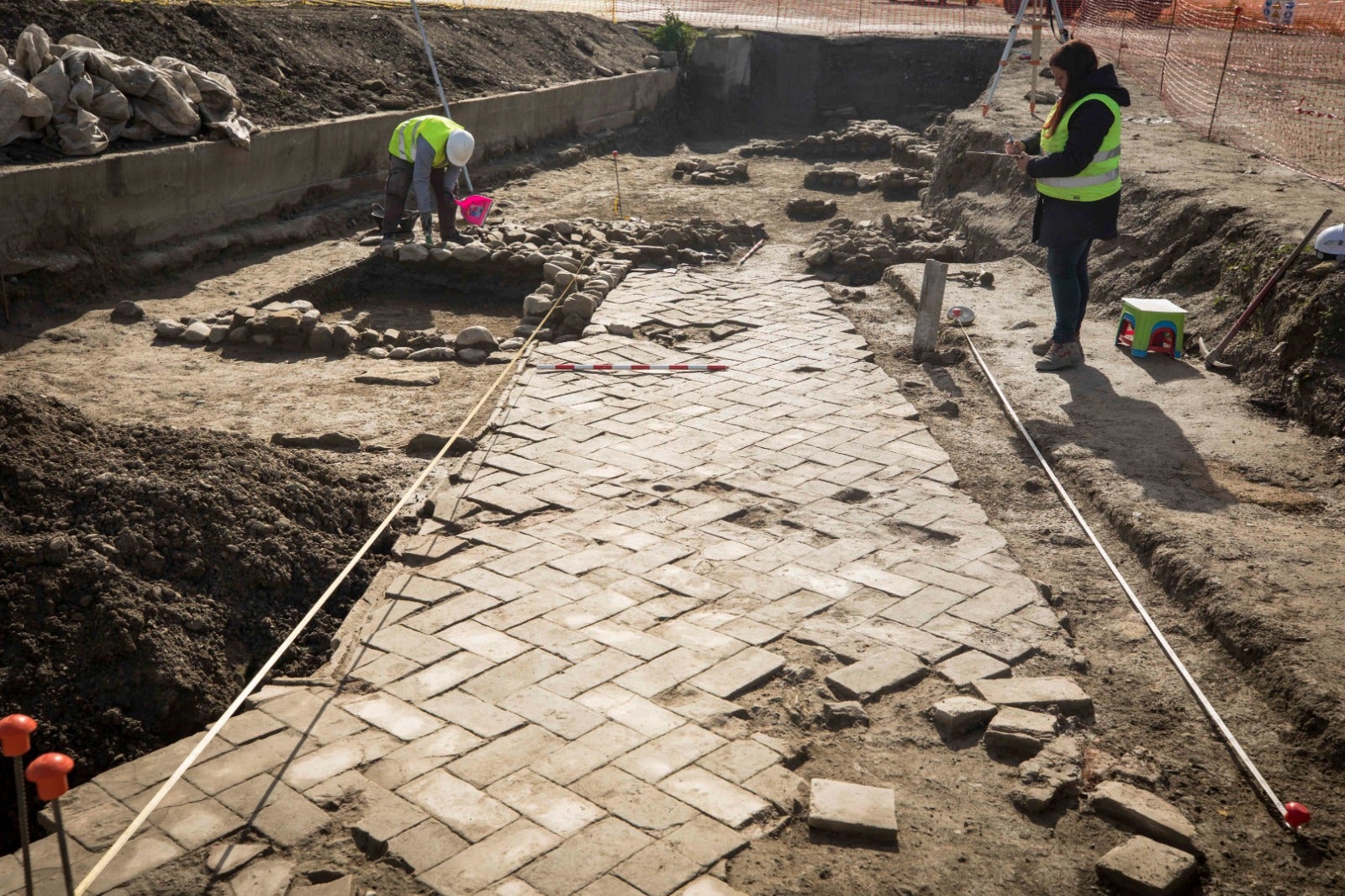 Descubren restos de una casa nazarí y una moneda de Felipe II en las obras de un colector
