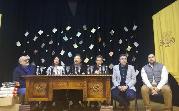 La novela histórica de Carlos Bardem reúne en Chiclana de Segura a decenas de lectores