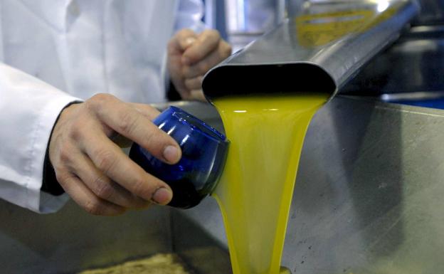 La UE quitará del mercado y la venta más aceite esta vez para subir precios